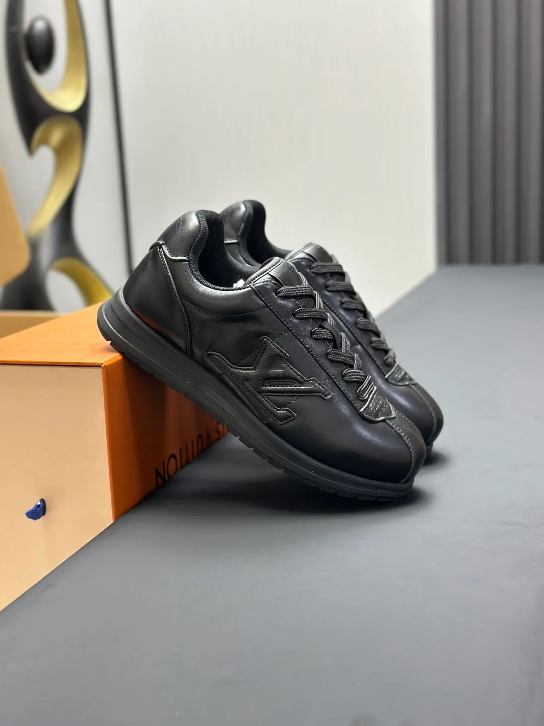 👟👟Ex-factory price 680👟👟 Full set of packaging with airplane box💰Top version LV-Louis Vuitton-classic catwalk new style 1:1 development replica of the original version! ! The upper foot is very comfortable. It is made of luxurious materials and fine workmanship. The midsole is printed with English letters "Made in Europe". The upper is made of calfskin imported from Italy. The side is decorated with the brand's LOGO and signature. The latest latex foot pads and mesh lining make the foot feel super comfortable. The original two-color TPU combination outsole is specially provided by the original factory. Bag technology Goodyear stitched edges Fabric: Exclusive customized first-layer cowhide Accessories: Exclusive private model Vuitton logo, lining: Customized silk mesh lining - first-layer silk cowhide lining Outsole: TPU combination outsole wear-resistant, non-slip and anti-yellowing Foot pads: new latex pads-mesh sweat-absorbent Counter technology: fully computerized sewing machine wire drawing Toe box back cover Hot and cold shaping Full set of pull-top lasts with medium and low logo patterns Special counter packaging - shoelaces, certificate, card, instructions, certificate of quality, dust bag, the most complete packaging on the entire network, women's 35-40 men's 38-46 (38/46 customized, non-refundable! GD9916